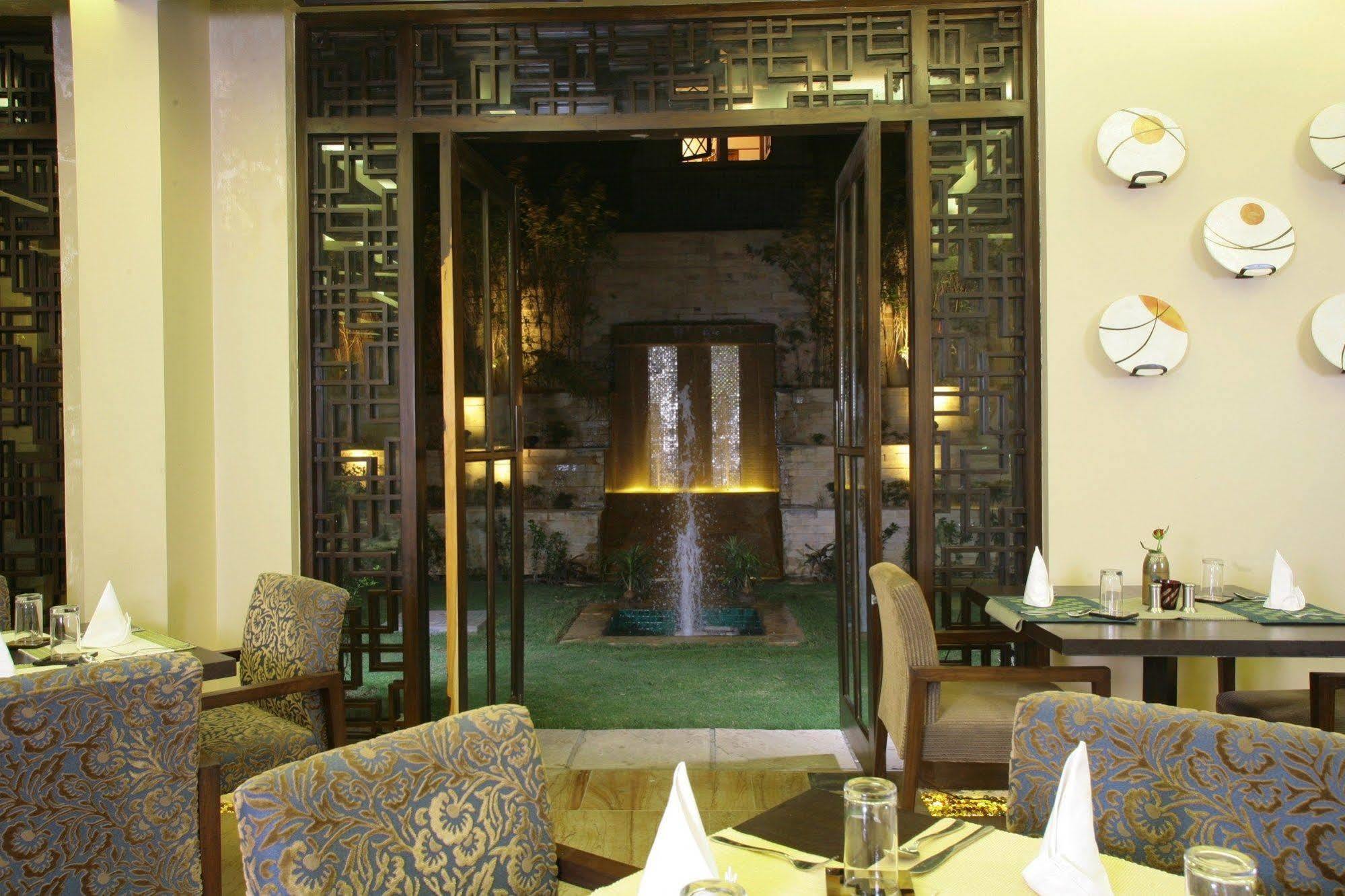 Отель ​Justa Гургаон Ресторан фото